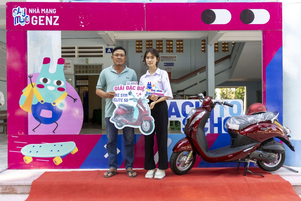 Bạn Đinh Kim Phượng - Khách hàng đầu tiên trúng xe trong chương trình "Xài Sim Saymee Trúng Xe Mỗi Tuần"