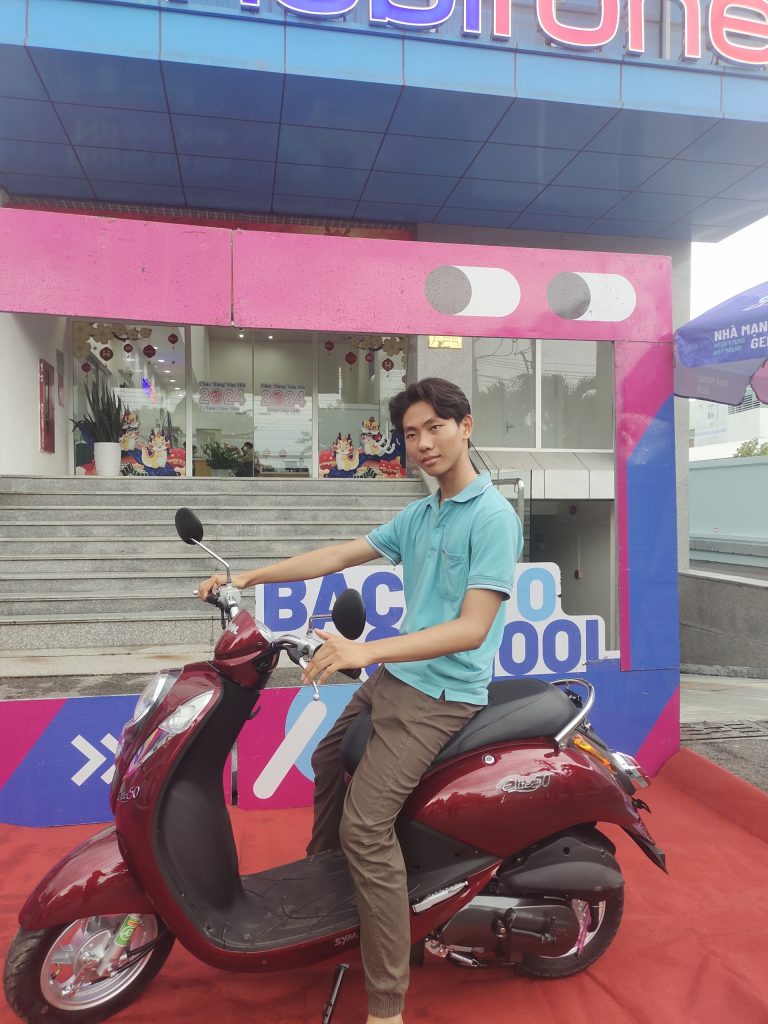 Khách hàng Trần Minh Hiếu trúng xe “Xài sim Saymee trúng xe mỗi tuần” tại Kiên Giang